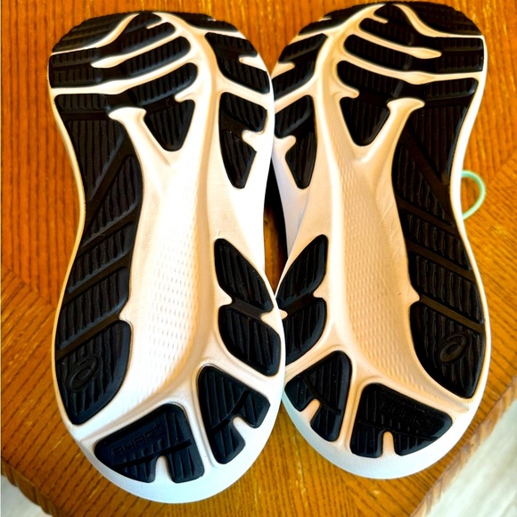 Asics GT 2000-12 gel comfort, mint/white, 7.  Worn once, like new without box! - Picture 5 of 5